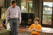 Alan (Jon Cryer, l.) ist über Jakes (Angus T. Jones, r.) Verhalten irritiert ... Alan (Jon Cryer, l.) ist über Jakes (Angus T. Jones, r.) Verhalten irritiert ...