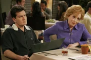 Bei einem Essen mit Charlie (Charlie Sheen, l.), Jake und Evelyn (Holland Taylor, r.) f&uuml;hlt sich Alan wieder einmal von seiner Mutter Evelyn gedem&uuml;tigt. Was ihn ziemlich verst&ouml;rt ...