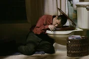 Nachdem sich Alan (Jon Cryer) von seiner Mutter gedem&uuml;tigt f&uuml;hlt, greift er zum Alkohol. Dabei erwischt er etwas zu viel ...