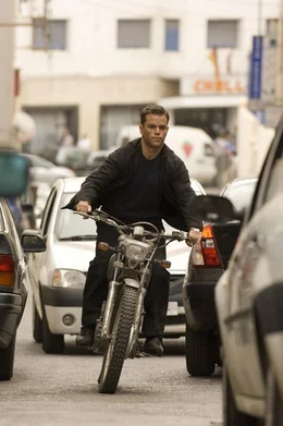 Von Rache angetrieben und von gnadenlosen Profikillern gehetzt, fl&uuml;chtet Bourne (Matt Damon) nach einem heftigen Gefecht aus Moskau &uuml;ber Paris, Madrid und London bis nach Tanger und New York, um sein eigenes Geheimnis zu enth&uuml;llen ...