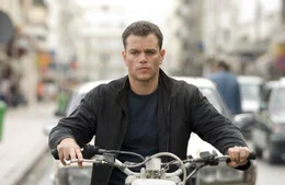 Immer wieder wird Bourne (Matt Damon) zur Zielscheibe. Diesmal durch die Titelgeschichte einer Londoner Zeitung, in der, sehr zum Missfallen der CIA-Verantwortlichen, von seiner doch eigentlich hochgeheimen Existenz berichtet wird.