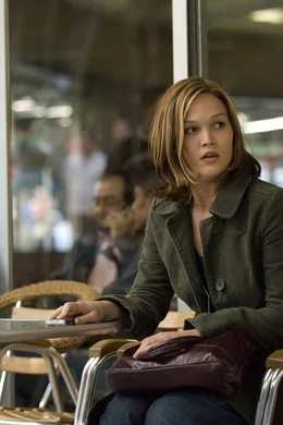 Auf der Spur nach seiner Vergangenheit, begegnet Bourne der Agentin Nicky Parsons (Julia Stiles). Sie ist bereit ihm zu helfen. Auch wenn sie das in gro&szlig;en Konflikt mit dem CIA bringt. Sie ahnt nicht, dass sie damit ebenfalls zur Zielscheibe des CIA wird.