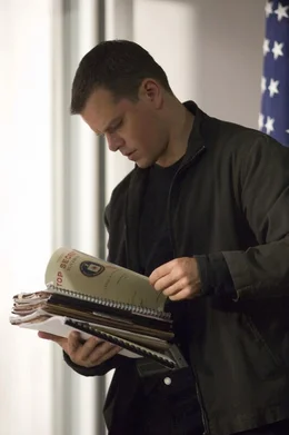 Nach seiner Flucht quer durch Europa und dem Tod seiner Freundin, ist die Vergangenheit von Ein-Mann-Eliteeinheit Jason Bourne (Matt Damon) noch immer weitgehend unbekanntes, aber h&ouml;chst gef&auml;hrliches Terrain.