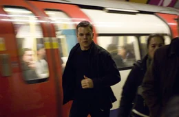 Seit man Jason Bourne (Matt Damon, l.) vor Jahren vor der italienischen Mittelmeerk&uuml;ste im Wasser treibend fand, ist er auf der Suche nach seiner wahren Identit&auml;t und will wissen, wer ihm das T&ouml;ten beigebracht hat. Doch die Suche nach seiner Vergangenheit birgt Gefahren ...