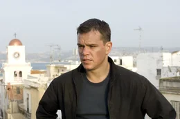 Jason Bourne (Matt Damon) lebt als Mann ohne Heimat und ohne Vergangenheit. Er wurde von Leuten, die er nicht identifizieren kann, einem Drill unterzogen, an den er sich nicht erinnern kann - so wurde aus ihm eine zur h&ouml;chsten Perfektion entwickelte menschliche Waffe ...