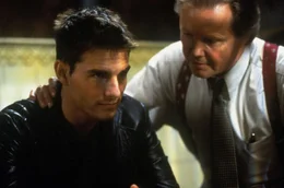 Agent Ethan Hunt (Tom Cruise, l.) trifft auf den ebenfalls tot geglaubten Teamchef Jim Phelps (Jon Voight,r.), der behauptet, dass Eugene Kittridge der Maulwurf ist. Doch Hunt hat langsam den Verdacht, dass Phelps selbst der Verr&auml;ter ist ...