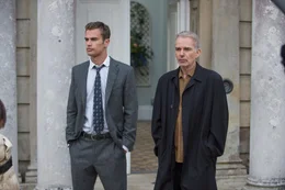 Guy Clinch (Theo James, l.); Samson Young (Billy Bob Thornton, r.)