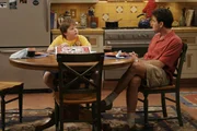 Gemeinsam mit seinem Onkel Charlie (Charlie Sheen, r.) plant Jake (Angus T. Jones, l.) seinen Geburtstag ... Gemeinsam mit seinem Onkel Charlie (Charlie Sheen, r.) plant Jake (Angus T. Jones, l.) seinen Geburtstag ...