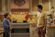 Jake (Angus T. Jones, l.) will wissen was ein Quickie ist und hofft Charlie (Charlie Sheen, r.) kann ihm weiterhelfen Jake (Angus T. Jones, l.) will wissen was ein Quickie ist und hofft Charlie (Charlie Sheen, r.) kann ihm weiterhelfen