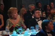 Jake (Angus T. Jones, r.) und Evelyn (Holland Taylor, l.) freuen sich auf die Preisverleihung, denn Charlie (Charlie Sheen, M.) ist für den besten Werbejingle nominiert, jedoch rechnet er sich kaum Chancen auf den Sieg aus. Jake (Angus T. Jones, r.) und Evelyn (Holland Taylor, l.) freuen sich auf die Preisverleihung, denn Charlie (Charlie Sheen, M.) ist für den besten Werbejingle nominiert, jedoch rechnet er sich kaum Chancen auf den Sieg aus.