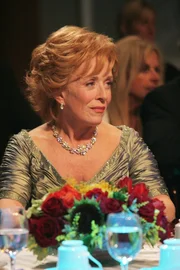 Ist stolz auf ihren Sohn Charlie, der für den besten Werbejingle nominiert wurde: Evelyn (Holland Taylor) Ist stolz auf ihren Sohn Charlie, der für den besten Werbejingle nominiert wurde: Evelyn (Holland Taylor)