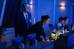 CIA-Director Robert Dewey (Tommy Lee Jones, l.); Heather Lee (Alicia Vikander, r.)