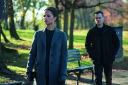 Heather Lee (Alicia Vikander, l.); Jason Bourne (Matt Damon, r.)