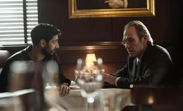 Aaron Kalloor (Riz Ahmed, l.); CIA-Director Robert Dewey (Tommy Lee Jones, r.)