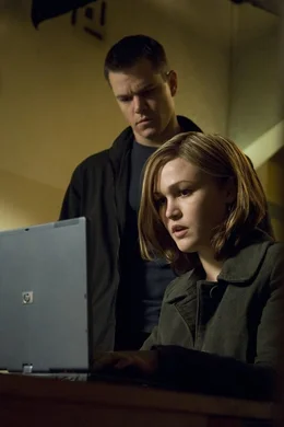 Jason Bourne (Matt Damon, l.) ist ein CIA-Elitekiller, der jede Erinnerung an seine Identit&auml;t verloren hat. Mit Hilfe der CIA Mitarbeiterin Nicky Parsons (Julia Stiles, r.) jagt Jason um den halben Erdball, um den Mann zu stellen, der ihn zu einem willenlosen Auftragsm&ouml;rder umformte.