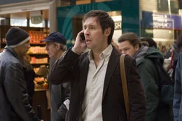Jason Bourne ist nach dem Rachefeldzug f&uuml;r seine Frau untergetaucht, aber immer noch auf der Suche nach seinem wahren Ich. Der Artikel des Londoner Journalisten Simon Ross (Paddy Considine) macht ihn pl&ouml;tzlich hellh&ouml;rig. Er hat offensichtlich Verbindungen zu einem Insider, der mehr &uuml;ber ihn wei&szlig; ...
