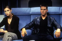Nur zwei Agenten &uuml;berleben den geheimen Einsatz in der Prager US-Botschaft: Ethan Hunt (Tom Cruise, r.) und Claire (Emmanuelle B&eacute;art, l.), die Frau des Kommandochefs Jim Phelps ...