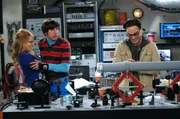 Howard (Simon Helberg, M.) bringt seine neue Freundin Bernadette (Melissa Rauch, l.) zum Abendessen zu seinen Freunden mit. Als sie im Laufe des Abends Interesse an Leonards (Johnny Galecki, r.) Experiment zeigt, lädt dieser sie ein, es sich anzusehen. Howard reagiert eifersüchtig ... Howard (Simon Helberg, M.) bringt seine neue Freundin Bernadette (Melissa Rauch, l.) zum Abendessen zu seinen Freunden mit. Als sie im Laufe des Abends Interesse an Leonards (Johnny Galecki, r.) Experiment zeigt, lädt dieser sie ein, es sich anzusehen. Howard reagiert eifersüchtig ...