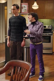 Nachdem bei Sheldon und Leonard eingebrochen worden ist, fühlt sich Sheldon (Jim Parsons, l.) nicht mehr sicher. Daraufhin installiert Howard (Simon Helberg, r.) ein hochmodernes Sicherheitssystem, dem Sheldon jedoch selbst zum Opfer fällt. Er zieht entsprechende Konsequenzen ... Nachdem bei Sheldon und Leonard eingebrochen worden ist, fühlt sich Sheldon (Jim Parsons, l.) nicht mehr sicher. Daraufhin installiert Howard (Simon Helberg, r.) ein hochmodernes Sicherheitssystem, dem Sheldon jedoch selbst zum Opfer fällt. Er zieht entsprechende Konsequenzen ...