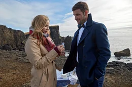 Alex (Ferdinand Seebacher) &uuml;berrascht Claudia (Ann-Kathrin Kramer) mit seinem Heiratsantrag.
