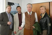 Was verbirgt Reisebürochef Langwieser sen. (Karlheinz Hackl) vor den Rosenheim-Cops Tobias Hartl (Michael A. Grimm), Kommissar Sven Hansen (Igor Jeftic) und Polizist Michi Mohr (Max Müller)? Was verbirgt Reisebürochef Langwieser sen. (Karlheinz Hackl) vor den Rosenheim-Cops Tobias Hartl (Michael A. Grimm), Kommissar Sven Hansen (Igor Jeftic) und Polizist Michi Mohr (Max Müller)?