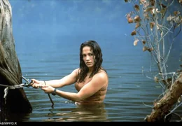 Terri Flores (Jennifer Lopez) sp&uuml;rt, dass im Flussgebiet eine Gefahr lauert, die sie und ihre Filmcrew bedroht.