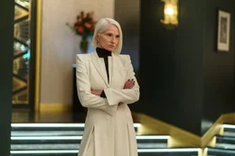 Da der Auftrag nicht ausgef&uuml;hrt wurde, muss die entt&auml;uschte Vermittlerin (Ellen Barkin) einen weiteren Spezialisten engagieren.