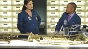 Brennan (Emily Deschanel) erfährt von Dr. Edison (Eugene Byrd), dass dieser anhand der Zahndaten des gefundenen Gebisses feststellen konnte, dass das Opfer Mitarbeiter in dem Copy-Shop war, von dem die Pakete verschickt wurden. Brennan (Emily Deschanel) erfährt von Dr. Edison (Eugene Byrd), dass dieser anhand der Zahndaten des gefundenen Gebisses feststellen konnte, dass das Opfer Mitarbeiter in dem Copy-Shop war, von dem die Pakete verschickt wurden.