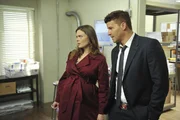 Brennan (Emily Deschanel) und Booth (David Boreanaz) beginnen mit ihren Ermittlungen und suchen den Copy-Shop auf, aus dem die Pakete mit den Körperteilen verschickt wurden. Brennan (Emily Deschanel) und Booth (David Boreanaz) beginnen mit ihren Ermittlungen und suchen den Copy-Shop auf, aus dem die Pakete mit den Körperteilen verschickt wurden.