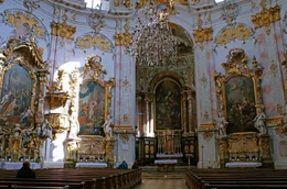 Blick in den Innenraum der Basilika des Klosters Ettal.