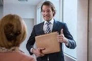 Tom (Frank Maier) ist motiviert und sucht sich einen Job als Versicherungsvertreter.