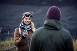Die heimlich verliebte Nina (Julia Sch&auml;fle) wartet bei ihrem Chef Patrick (Ben Blaskovic) schon lange auf ihre Chance.