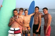 Football am Strand. Luke, Mark, Alex, Ruben und Jeppe genie&szlig;en ihre Zeit am Strand.