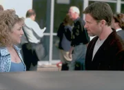 Am Flughafen trifft Sharona (Bitty Schram, l.) den bekannten Schauspieler Tim Daly (Tim Daly, r.) und sie kommt mit ihm ins Gespräch. Am Flughafen trifft Sharona (Bitty Schram, l.) den bekannten Schauspieler Tim Daly (Tim Daly, r.) und sie kommt mit ihm ins Gespräch.