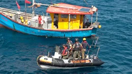 Einsatz gegen illegale Fischerei: Die K&uuml;stenwache kontrolliert ein Fischerboot.