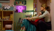 Jess (l. Juana Nagel) bringt gemeinsam mit Lou (r. Eva-Maria Grein von Friedl) im Buchladen ihr Baby zur Welt.