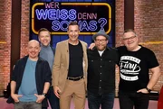 Moderator Kai Pflaume (M.) und seine Rateteam-Kapit&auml;ne Bernhard Ho&euml;cker (l.) und Elton (r.) begr&uuml;&szlig;en in dieser Sendung den S&auml;nger Tom Gaebel (2.v.l.) und den Musiker Gregor Meyle (2.v.r.).