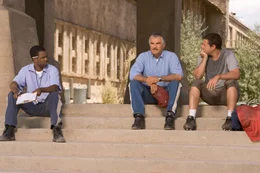 Gef&auml;ngnisdirektor Hazen rechnet nicht damit, dass Paul (Adam Sandler, r.) einen eigenen Plan verfolgt. Mit Hilfe des gewieften Caretakers (Chris Rock, r.) und des alten Profis Nate (Burt Reynolds, M.) stellt er eine Mannschaft auf die Beine, die nur das Ziel hat, den W&auml;rtern auf dem Spielfeld eine deftige Abreibung zu verpassen ...