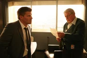 Booth (David Boreanaz, l.) bekommt Besuch von seinem Großvater Hank Booth (Ralph Waite), der überraschend traurige Nachrichten überbringt.... Booth (David Boreanaz, l.) bekommt Besuch von seinem Großvater Hank Booth (Ralph Waite), der überraschend traurige Nachrichten überbringt....