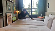 Letzte Handgriffe, bevor die ersten G&auml;ste kommen. Housekeeping-Manager Luis Salazar Goytizolo ist nicht nur f&uuml;r 134 Zimmer verantwortlich, sondern f&uuml;r die Sauberkeit auf allen f&uuml;nf Etagen des Hotels auf dem Bunker.
