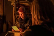 Schrottis (Michael Gaedt, r.) Jugendfreund wurde erschlagen aufgefunden. Sam Fitz (Camille Dombrowsky, l.) und ihr Freund geraten unter Tatverdacht &ndash; sie wurden am Tatort gesehen. Aber welches Motiv h&auml;tte die junge Frau und warum taucht sie pl&ouml;tzlich bei Schrotti auf? Deckt der Gebrauchtwagenh&auml;ndler eine vermeintliche T&auml;terin?
