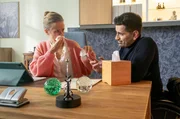 Dr. Ann Christensen (Susanne Bormann) hat während der ersten Therapiestunde mit Ilay Demir (Tan Caglar) Nasenbluten. Dieser nutzt den Vorteil seines Berufes und bietet der attraktiven Therapeutin charmant seine ärztliche Hilfe an. Dr. Ann Christensen (Susanne Bormann) hat während der ersten Therapiestunde mit Ilay Demir (Tan Caglar) Nasenbluten. Dieser nutzt den Vorteil seines Berufes und bietet der attraktiven Therapeutin charmant seine ärztliche Hilfe an.