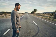 Der Fremde (Jamie Dornan) entschließt sich zu einer Wiedergutmachung der besonderen Art. Der Fremde (Jamie Dornan) entschließt sich zu einer Wiedergutmachung der besonderen Art.