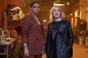 Sara Beckham (Lydia West, l.); Cornelia Gray (Patricia Clarkson, r.)