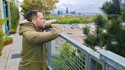 Patrick Weber ist f&uuml;r das K&uuml;chenkonzept der zwei neuen Restaurants, dem Caf&eacute; und dem Dach-Imbiss auf dem gr&uuml;nen Bunker verantwortlich. Und Chef von 30 K&ouml;chen. Die Kr&auml;uter f&uuml;r Drinks und Speisen will er bald auf dem Hotel-eigenen Kr&auml;uterbeet auf 50 Metern H&ouml;he ernten.