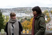 Tragisches Schicksal: Emily Friedl (Juliane Schütze, l.) hat nicht nur ihr Zuhause, sondern auch ihre Mutter verloren. Die beiden lebten aufgrund ihrer finanziellen Notlage in einem Stuttgarter Frauenwohnheim, bis die Mutter Opfer eines Gewaltverbrechens wird. Lea Gomez (Jasmin Gassmann, r.) nimmt sich der jungen Frau an, die in einem Gefühlschaos zwischen Wut und Trauer gefangen zu sein scheint. Tragisches Schicksal: Emily Friedl (Juliane Schütze, l.) hat nicht nur ihr Zuhause, sondern auch ihre Mutter verloren. Die beiden lebten aufgrund ihrer finanziellen Notlage in einem Stuttgarter Frauenwohnheim, bis die Mutter Opfer eines Gewaltverbrechens wird. Lea Gomez (Jasmin Gassmann, r.) nimmt sich der jungen Frau an, die in einem Gefühlschaos zwischen Wut und Trauer gefangen zu sein scheint.