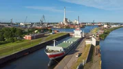 Die Festmacher unterstützen die Schiffe beim Passieren der Schleuse in den Bremer Industriehafen. Die Festmacher unterstützen die Schiffe beim Passieren der Schleuse in den Bremer Industriehafen.
