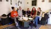 Bei Sandra (re.) haben sich Ela (li.), Beate, Jennifer und Leann zur Pommes-Party zusammengefunden.