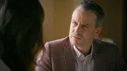 Kilian (Marc Dumitru) ist ern&uuml;chtert, als Gabriella (Bianca Hein, R&uuml;ckansicht) das Zusammenziehen vertagen will.