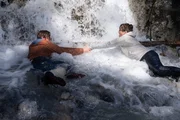 Der Wasserfall droht Felix (Alessandro Schuster) und Luisa Hertinger (Carolina Vera) mitzureißen. Schaffen sie es, sich aus der bedrohlichen Lage zu retten? Der Wasserfall droht Felix (Alessandro Schuster) und Luisa Hertinger (Carolina Vera) mitzureißen. Schaffen sie es, sich aus der bedrohlichen Lage zu retten?